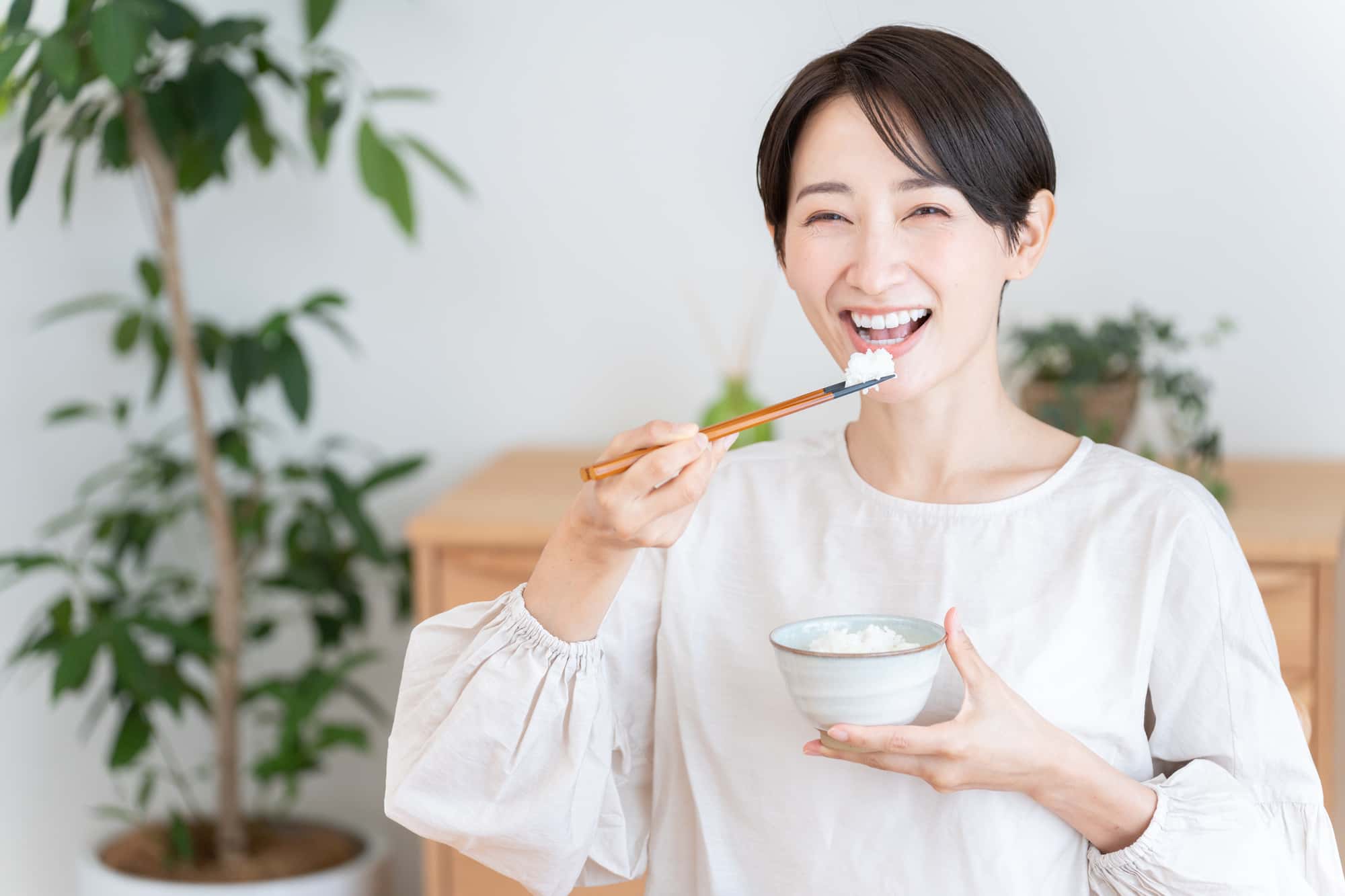 根管治療をして美味しい食事を楽しむ女性