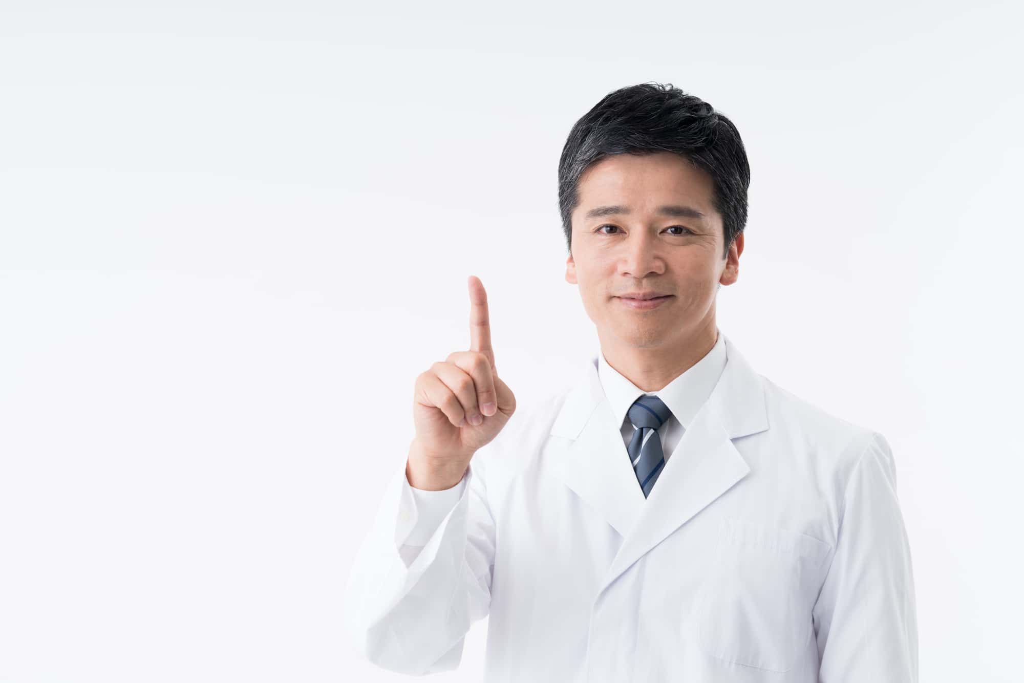 インプラント治療と他の歯科治療との痛みの違いについて説明する歯科医
