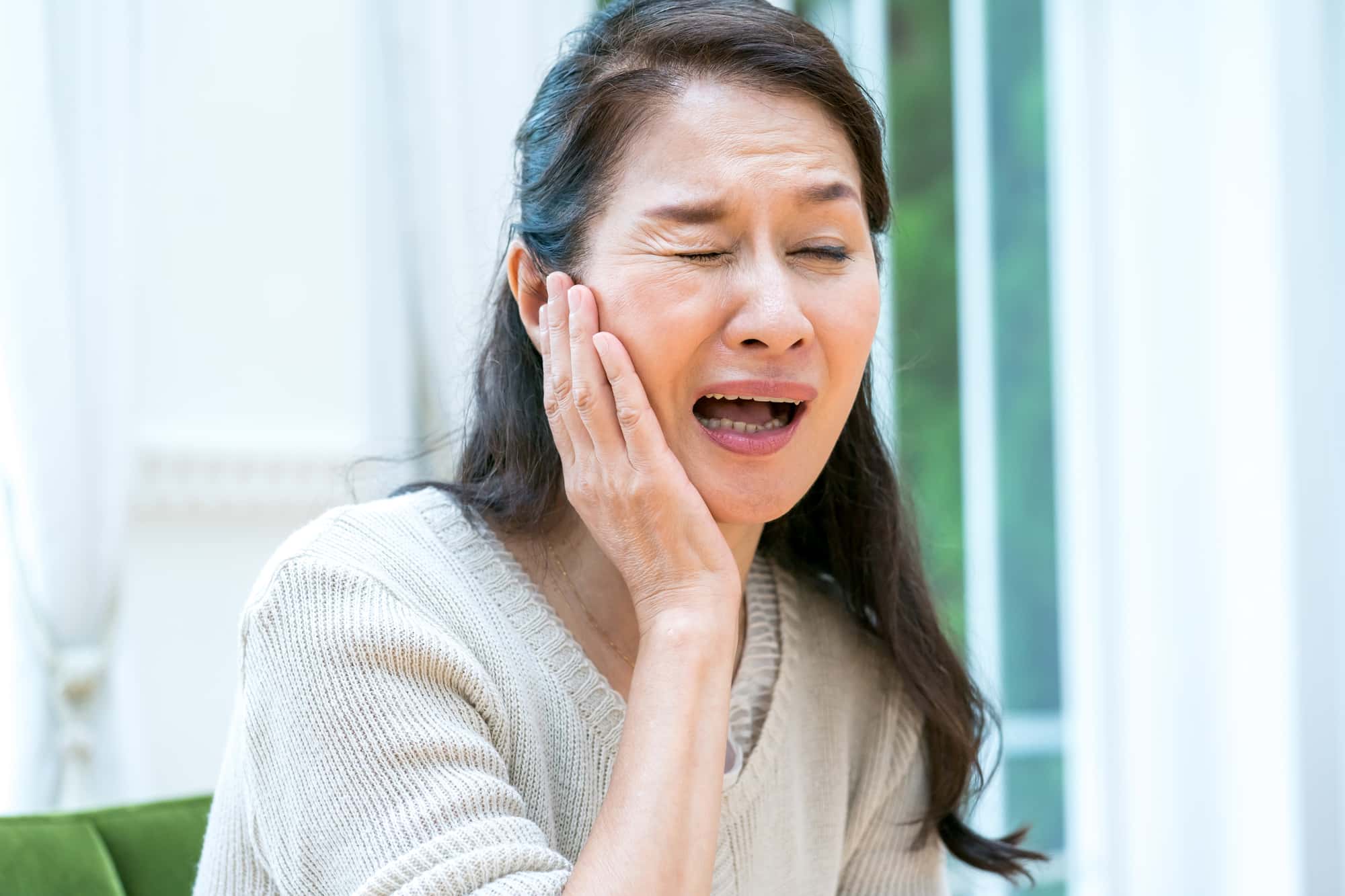 インプラントが痛む女性