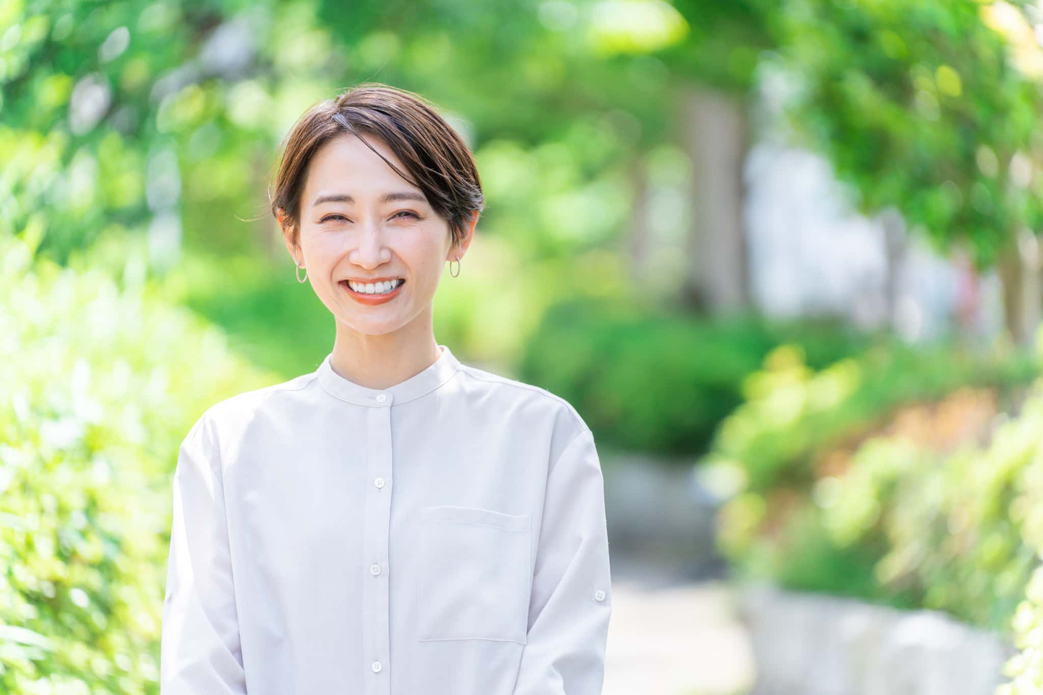 セラミック治療をした美しい白い歯で笑う女性