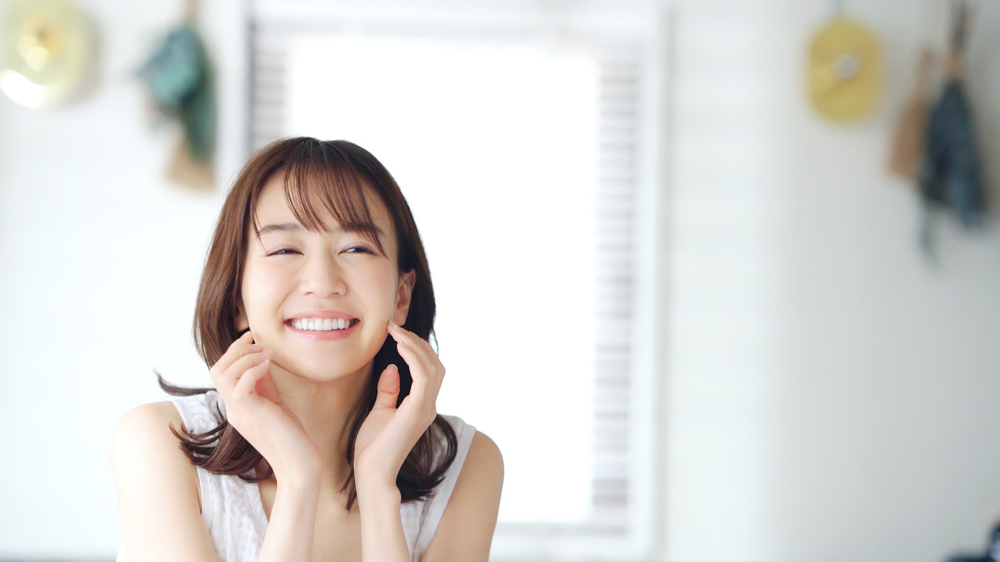 歯周病ケアをして健康に過ごす女性