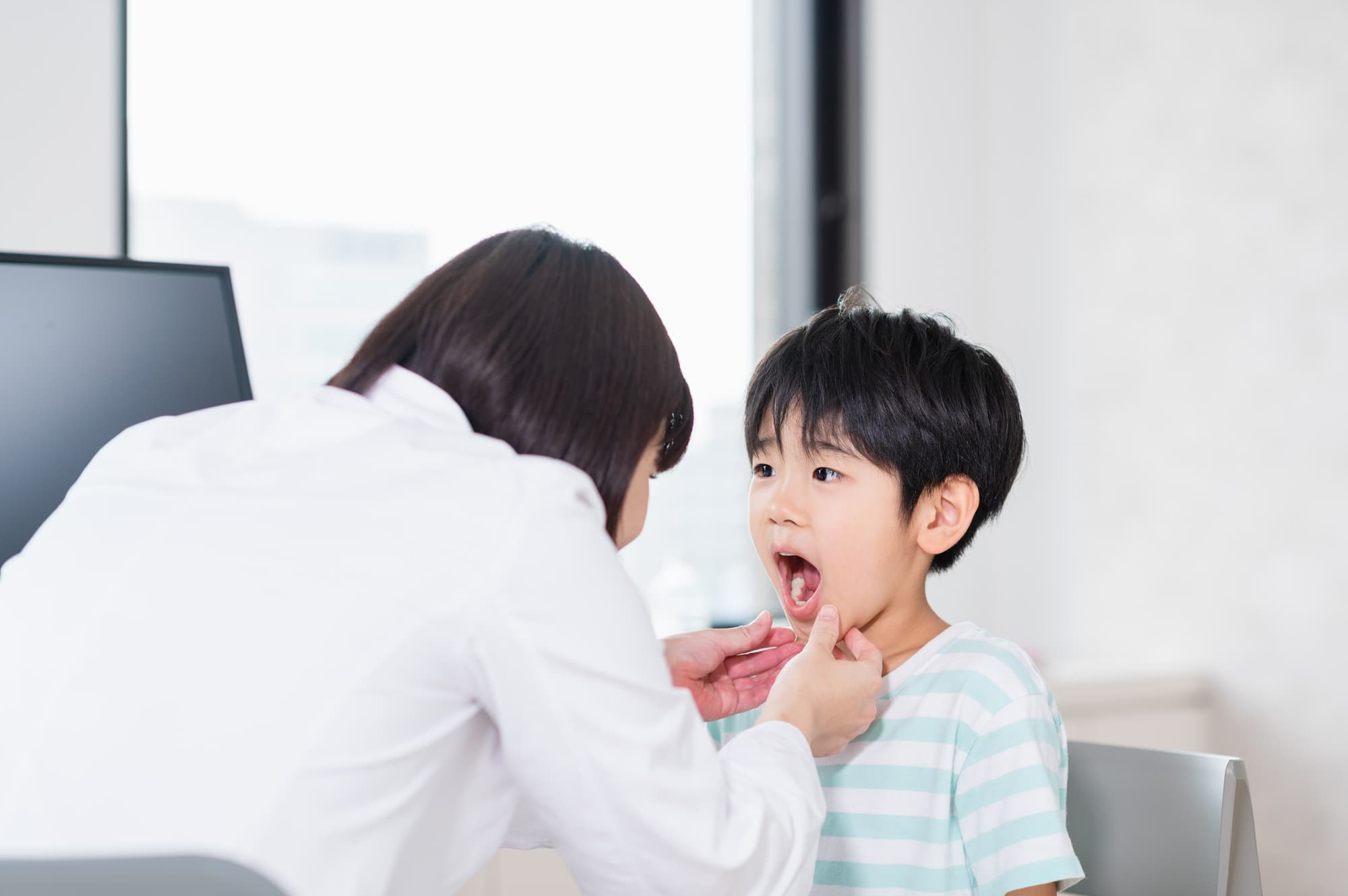 歯科医院で診察を受ける男の子
