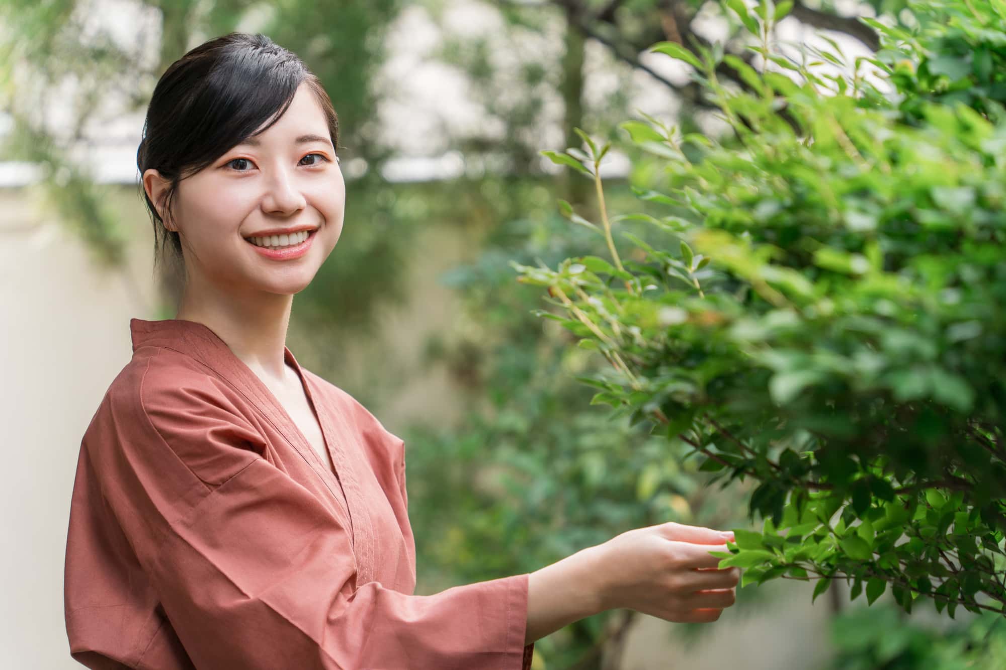 ホワイトニングをした白い歯で微笑む女性