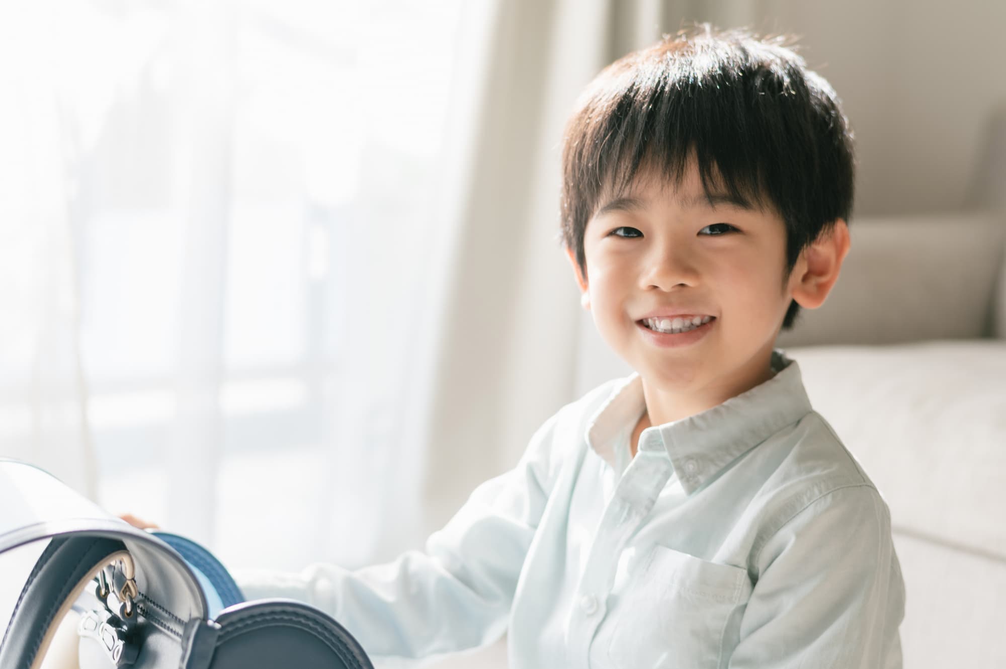 急速拡大装置で歯並びを矯正して笑顔を見せる男の子