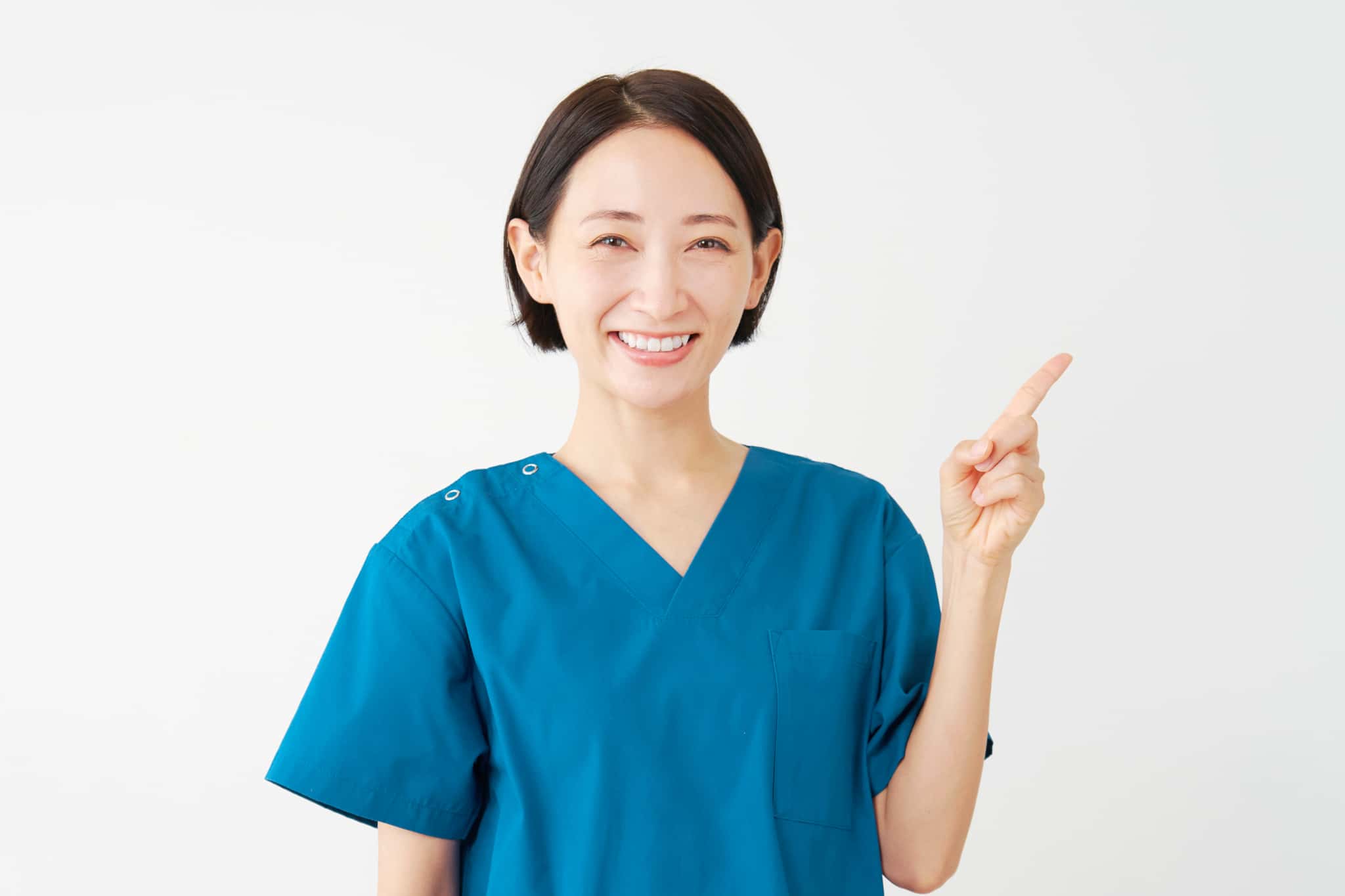 ホワイトニングについて説明する歯科医