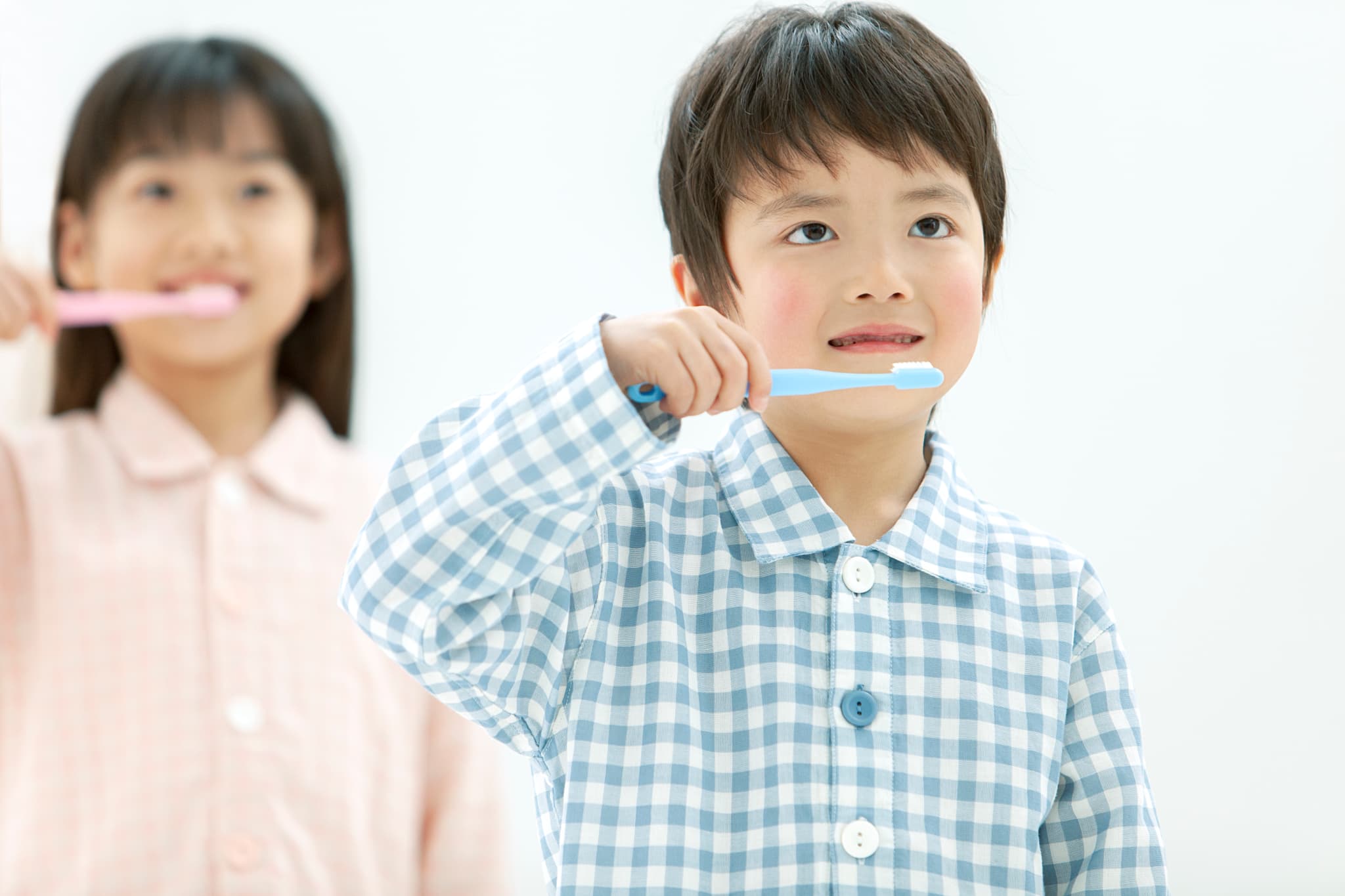 虫歯を予防するためしっかり歯磨きをする子どもたち