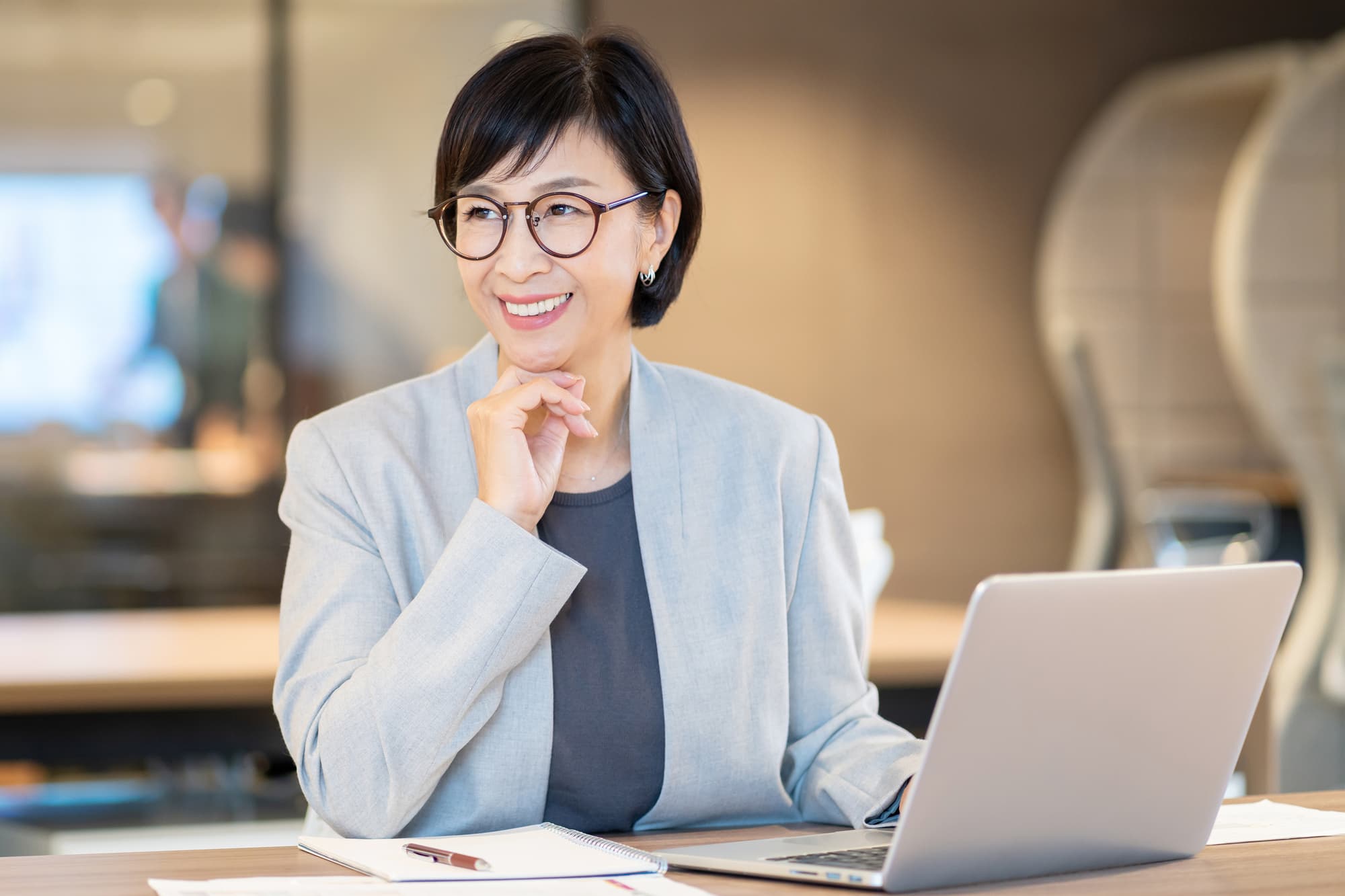 歯のブリッジ治療を終えて仕事に励む女性