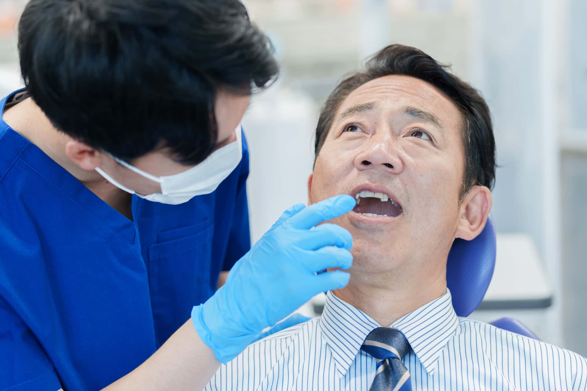 セラミックの歯が寿命を迎えて歯科医院を受診する男性