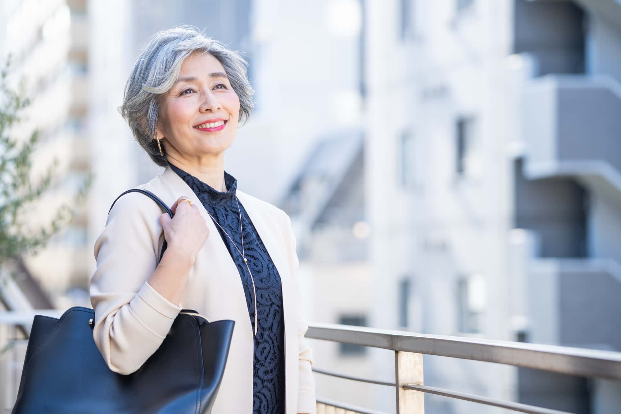 抜歯後にインプラント治療を行った笑顔の女性