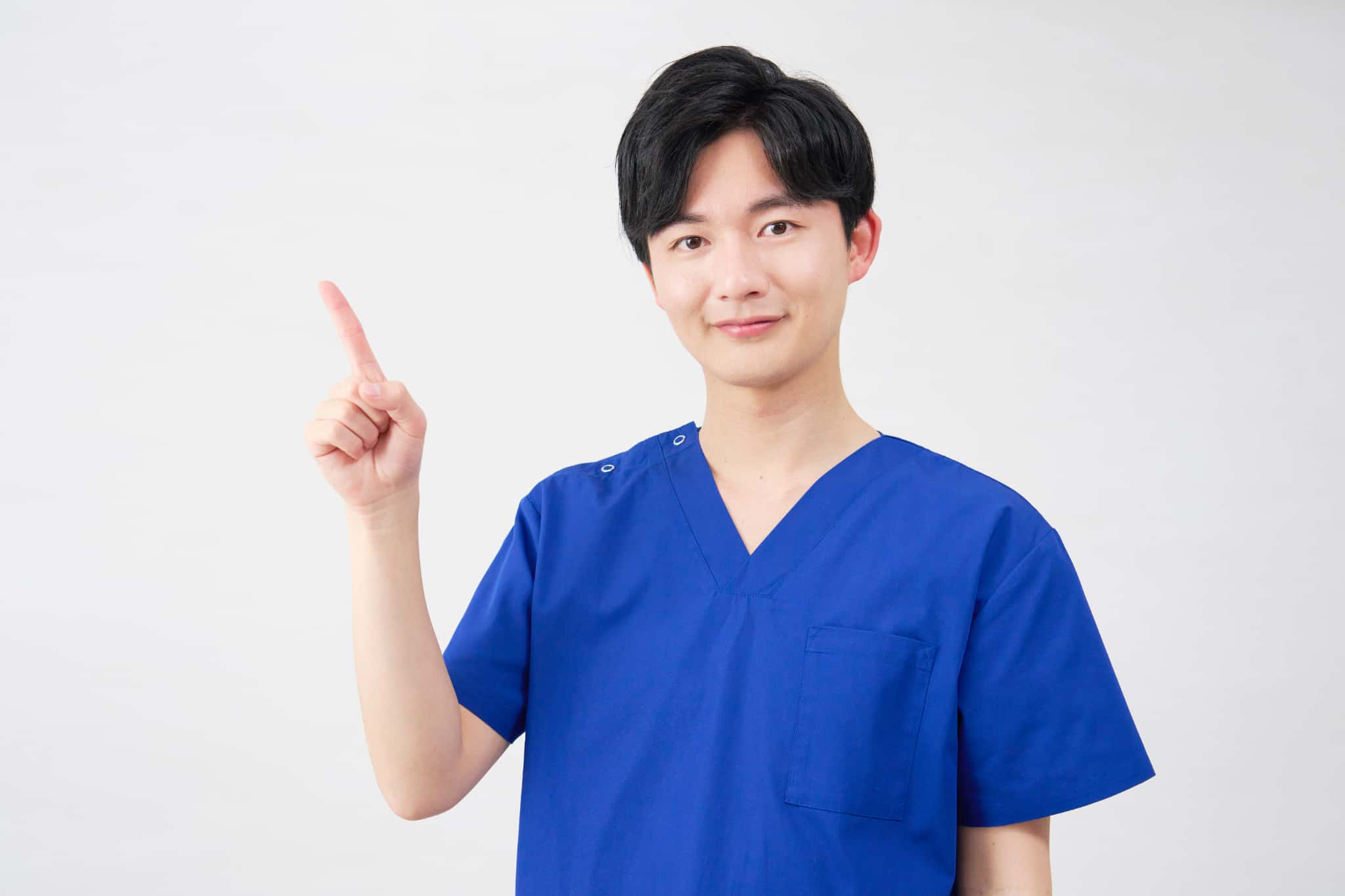 セラミック歯の寿命について説明する歯科医