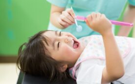 虫歯を予防するため歯科医院で定期検診を受診する子ども