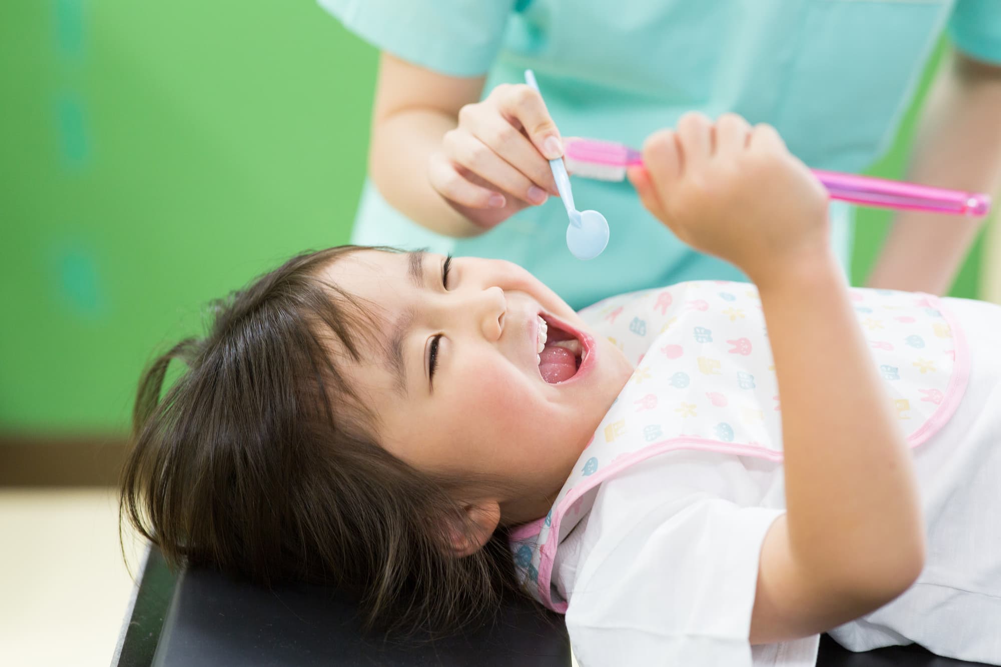 虫歯を予防するため歯科医院で定期検診を受診する子ども