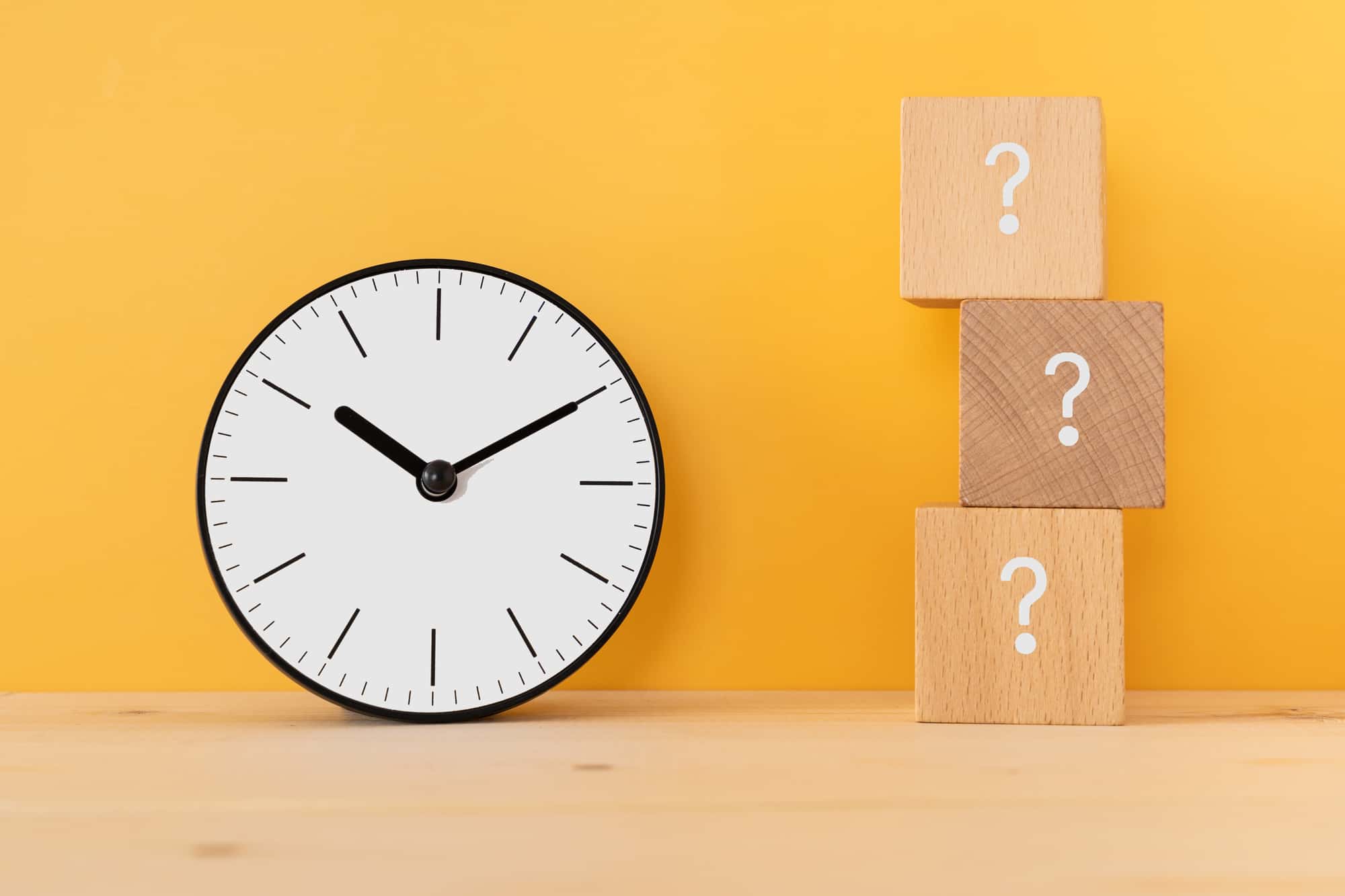 抜歯後にインプラント治療を行うタイミングを説明するイメージ