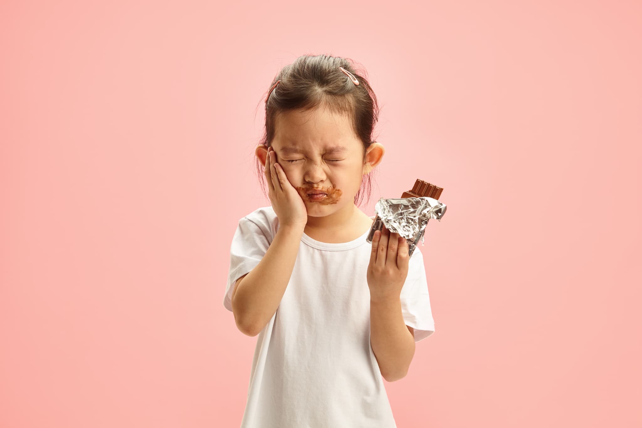 甘いお菓子を頻繁に摂取し虫歯になってしまった子ども
