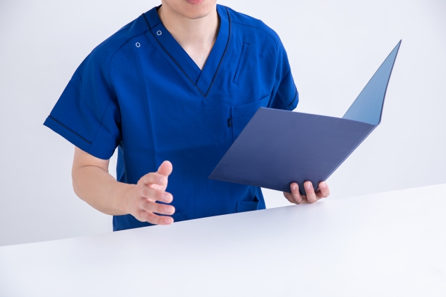 インプラントについて説明する歯科医