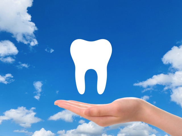 セラミックの歯が寿命を迎えて歯科医院を受診する男性