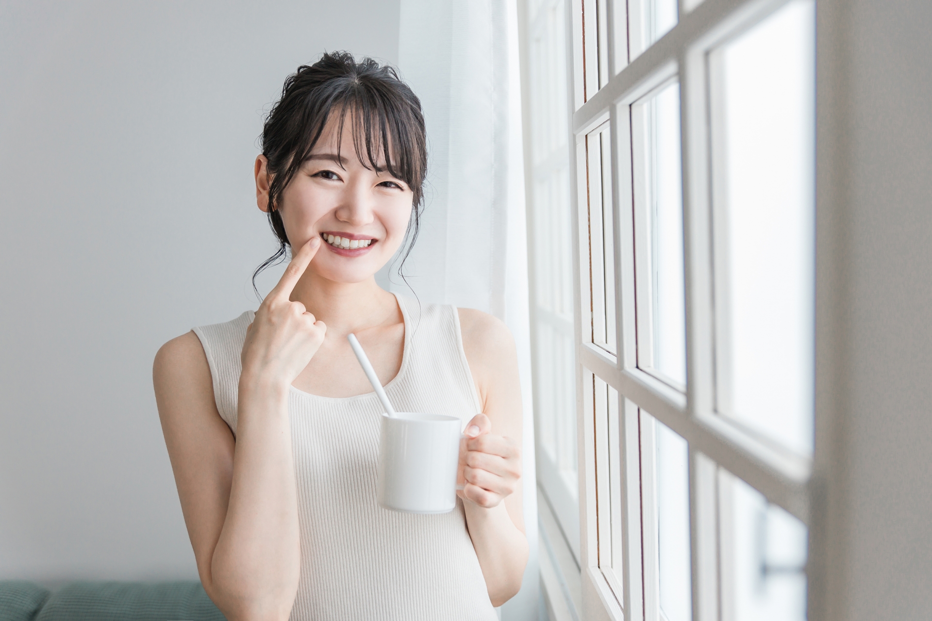 セラミック歯の寿命に影響する歯ぎしりをしながら眠る女性