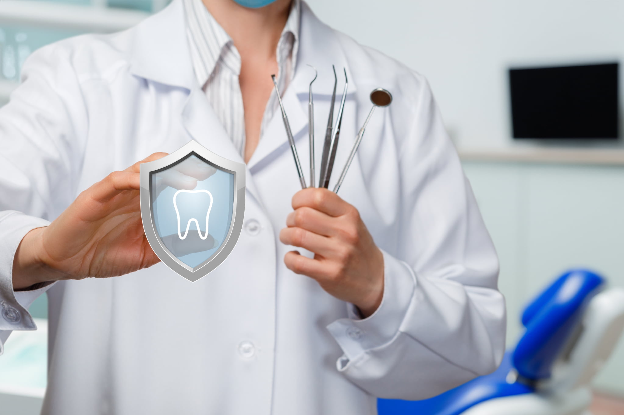 予防歯科について説明する歯科医