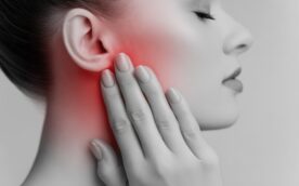 顎関節症で痛みが気になる女性