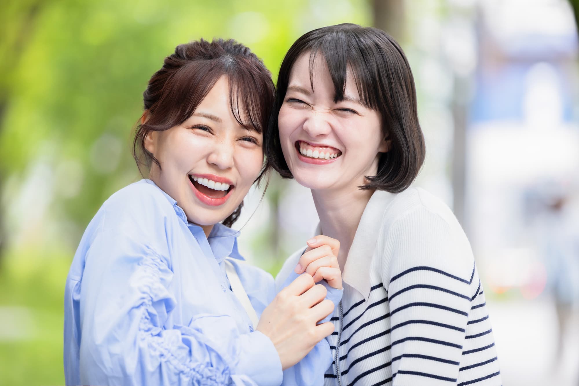 楽しそうに笑う二人の女性