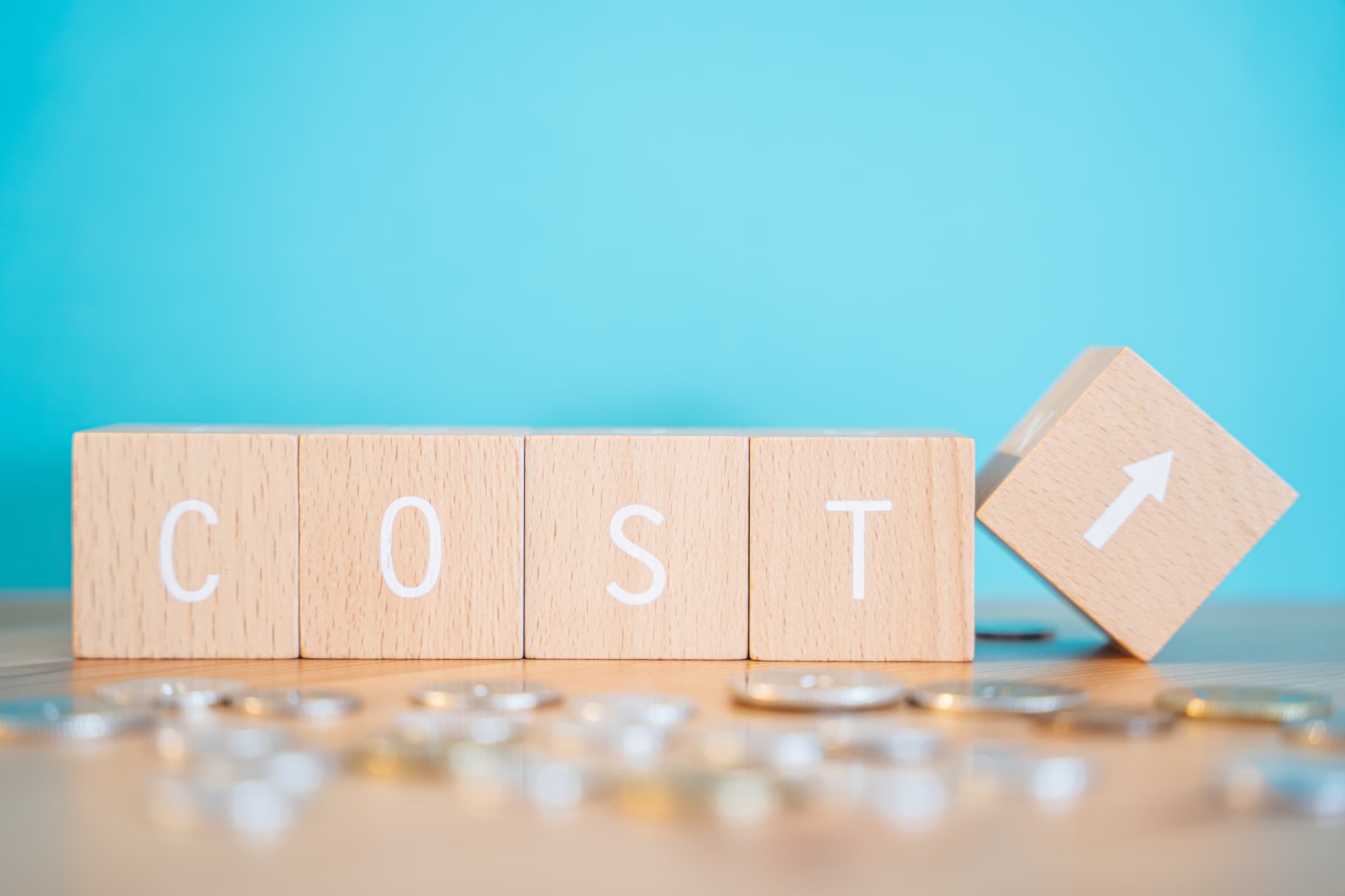 セラミックの歯の費用はどうして高いのか説明するイメージ