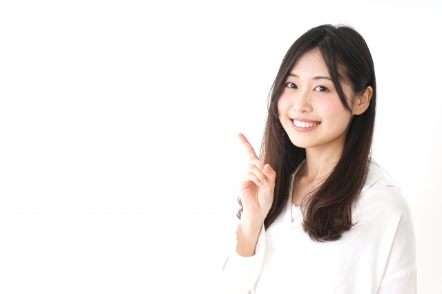 要点を説明する女性