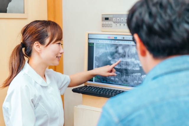 インプラントについて説明するイメージ