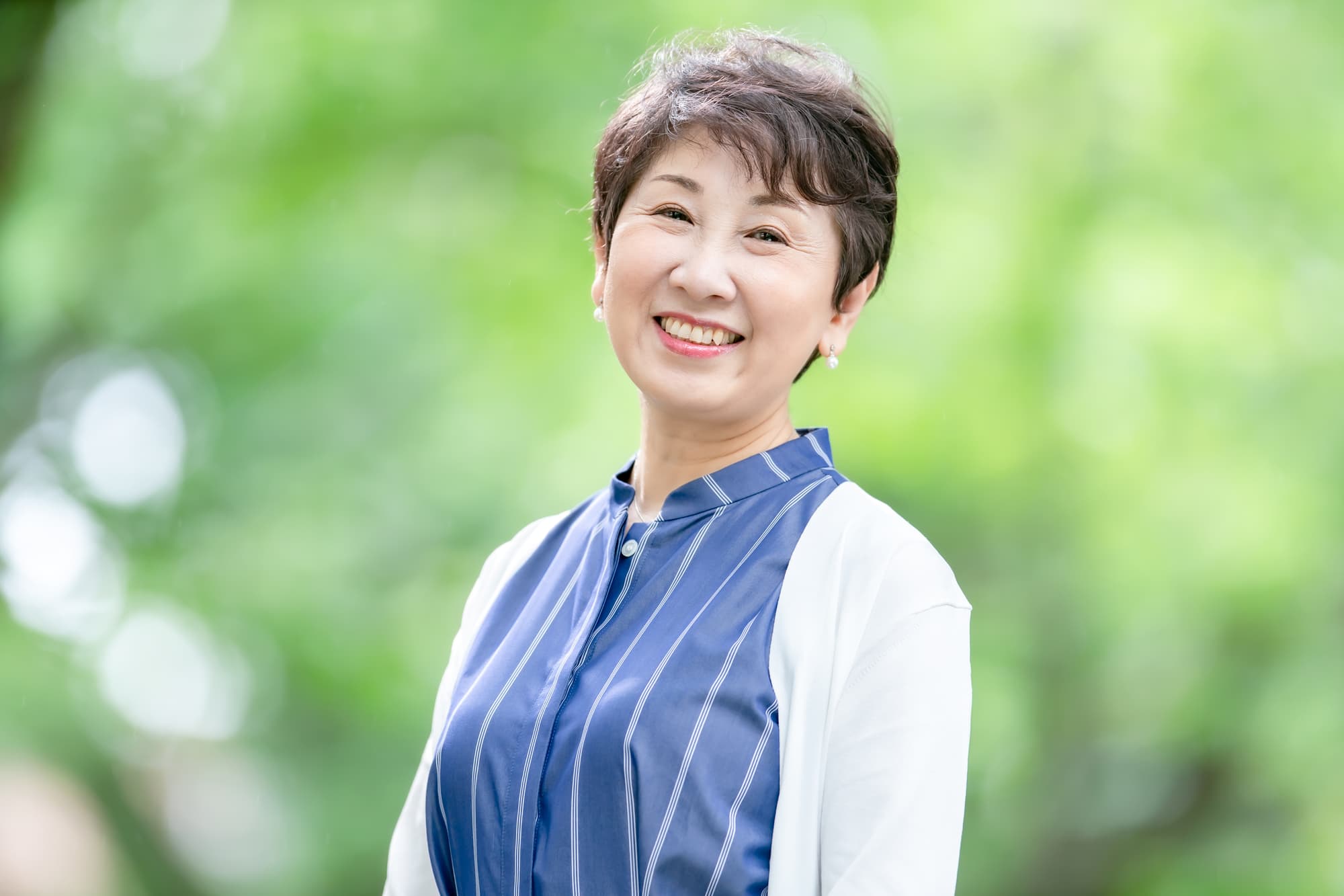 新緑の中で微笑む女性