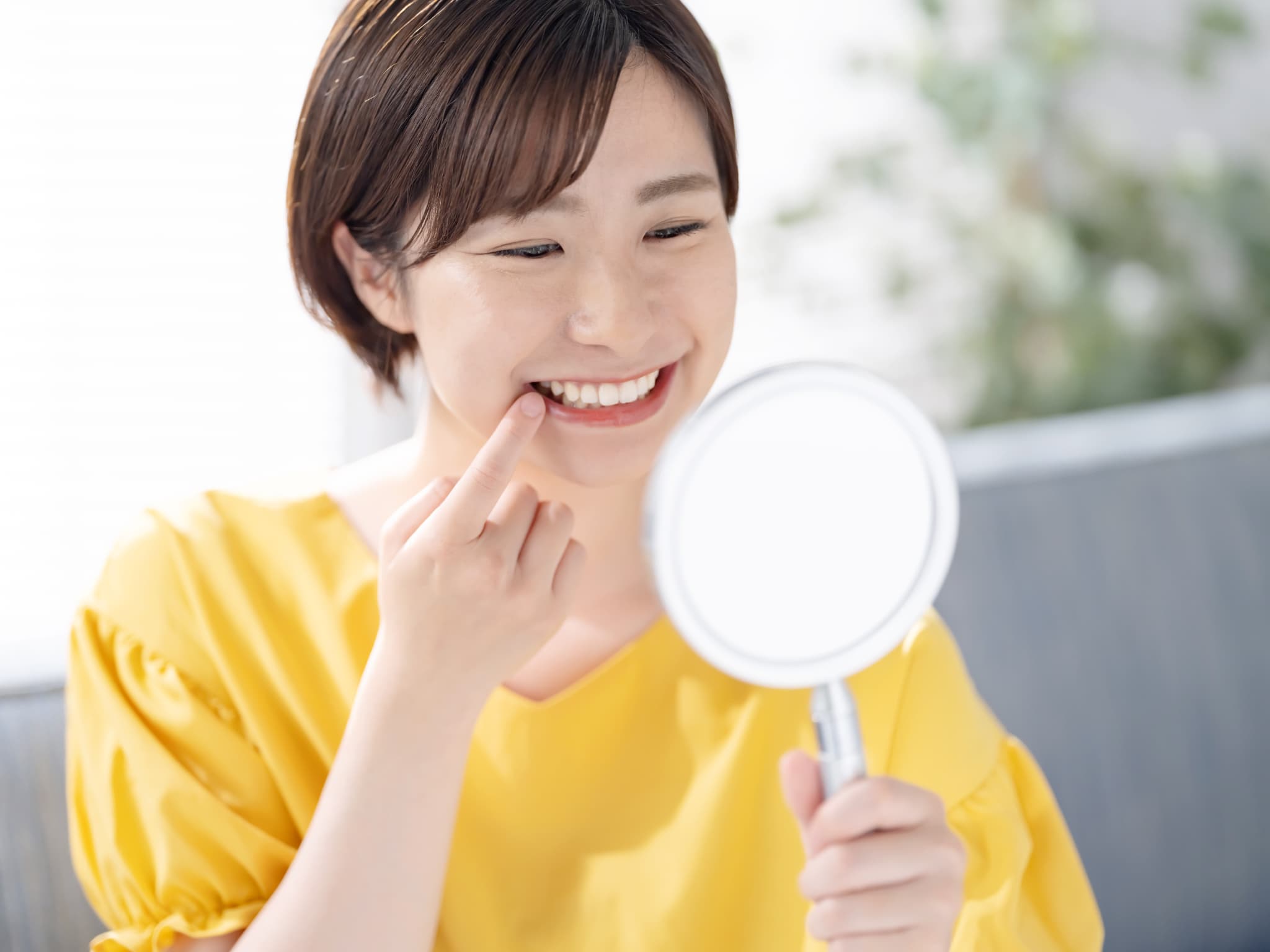 口臭対策をして口元を確認する女性