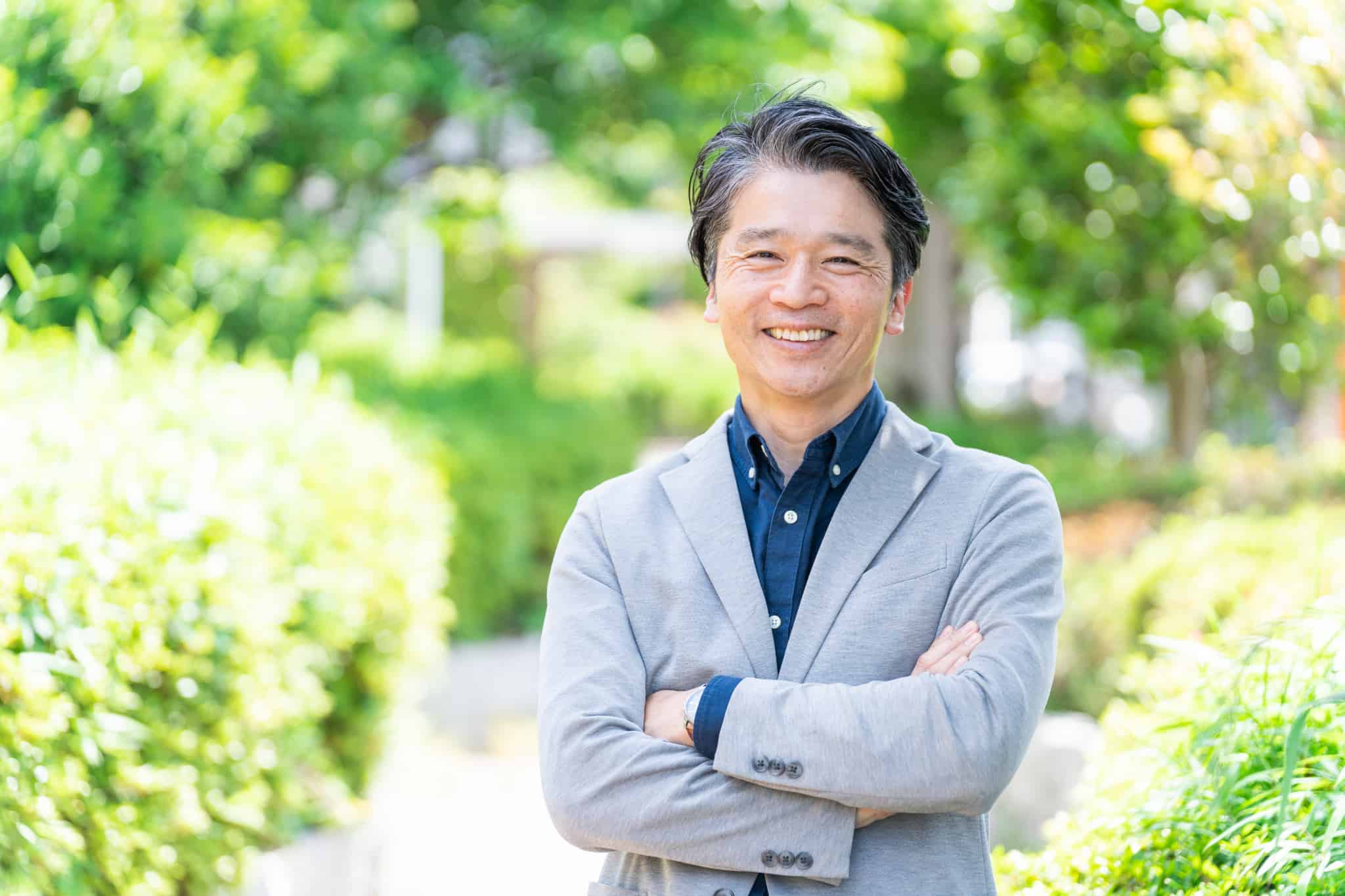 歯周外科治療を終えて笑顔の男性