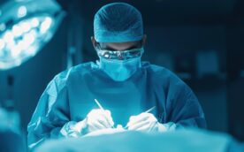 歯周外科治療を行っている歯科医