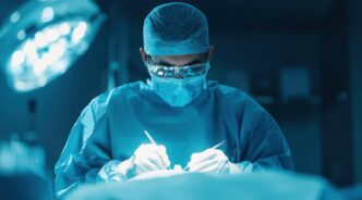 歯周外科治療を行っている歯科医