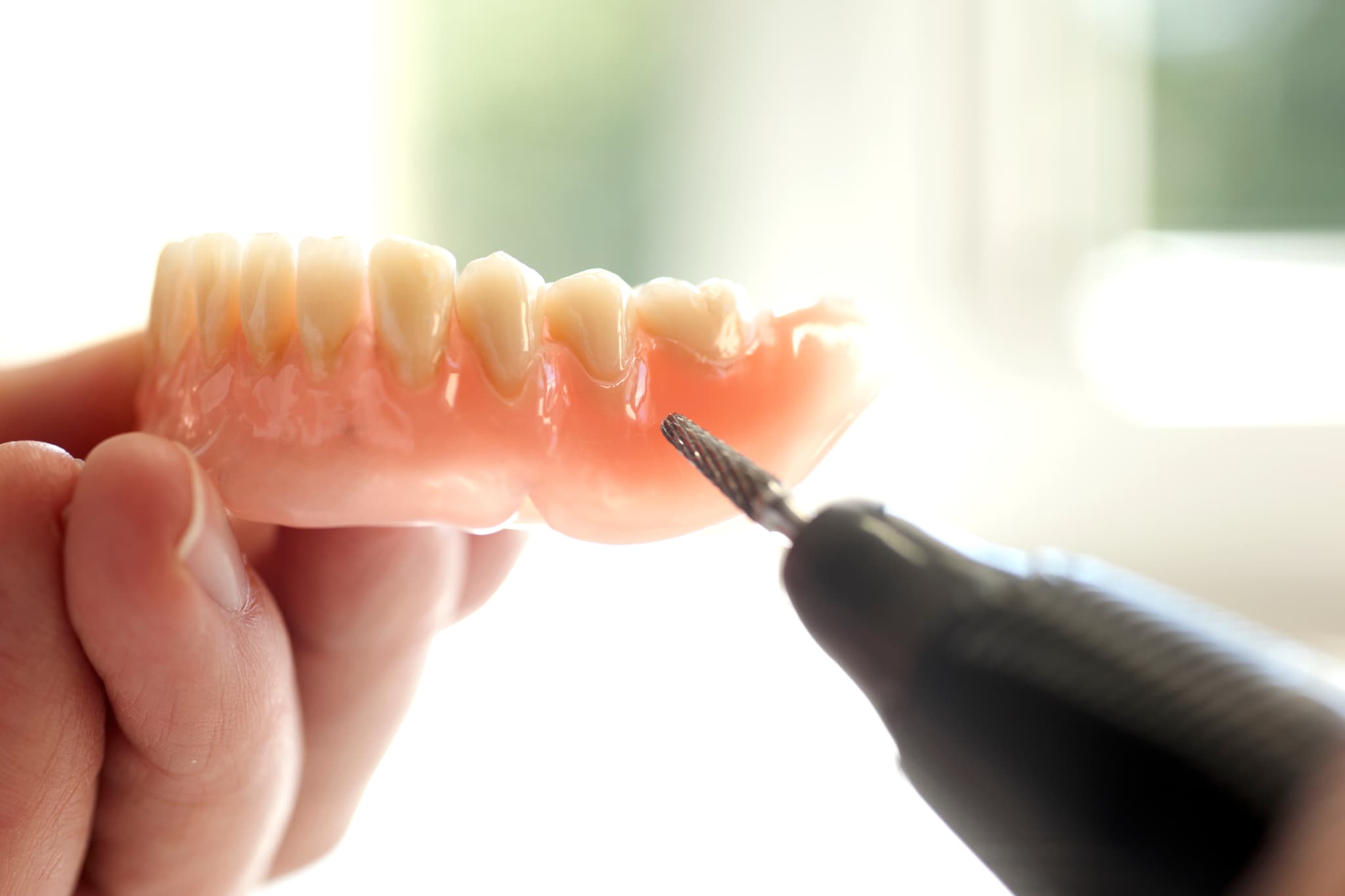 入れ歯の調整を行う様子