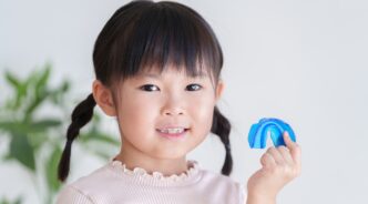 プレオルソを手に持った子ども