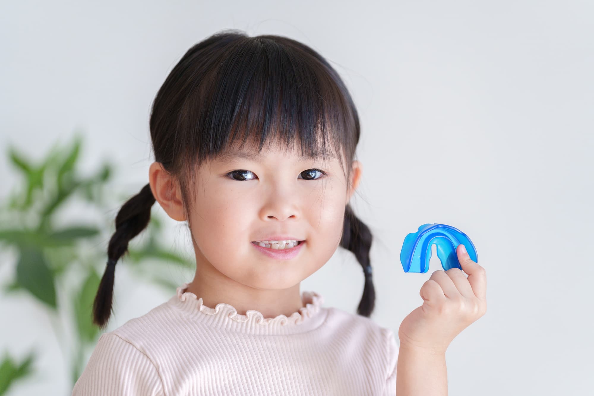 プレオルソを手に持った子ども