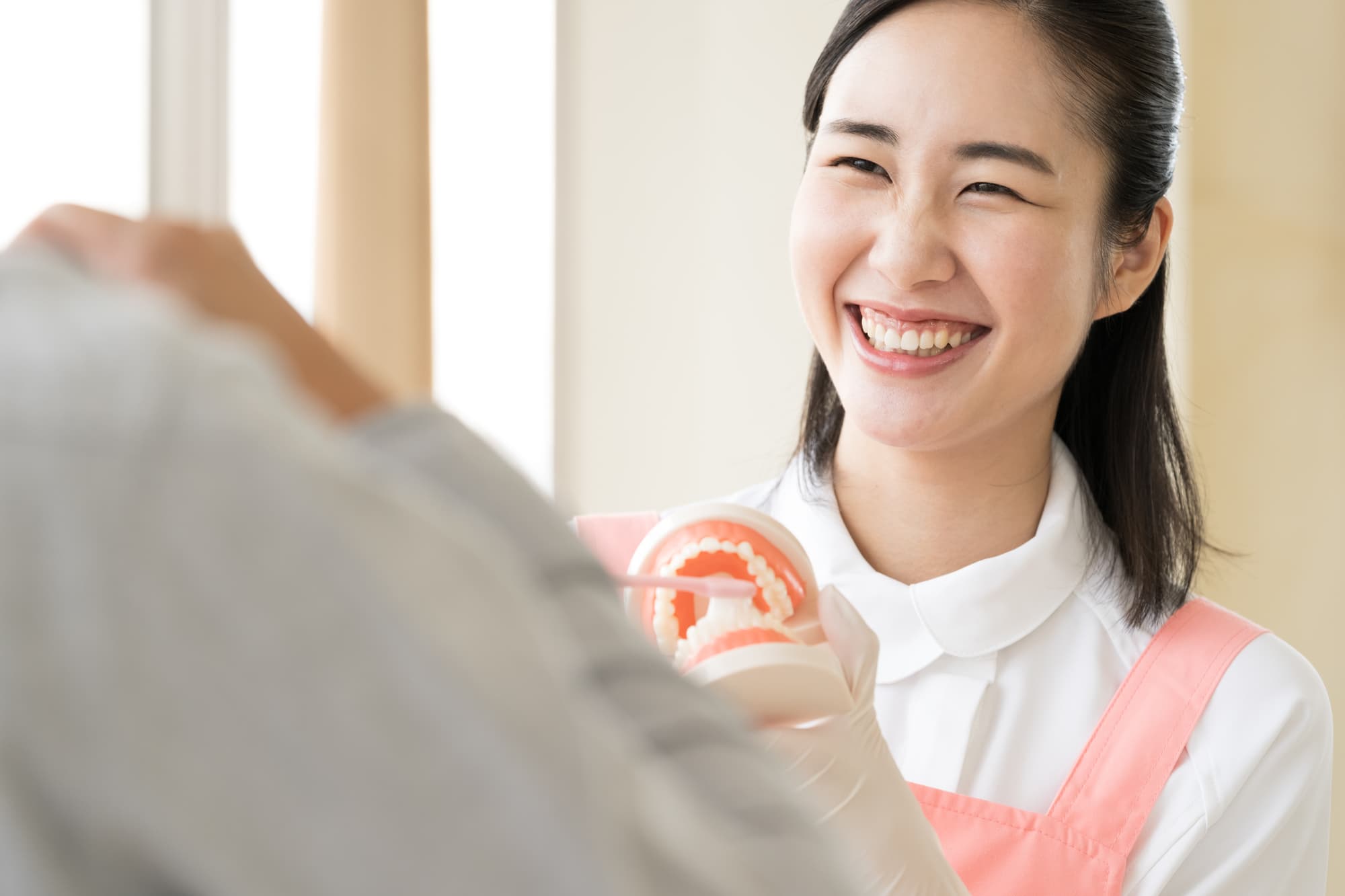 笑顔で対応する歯科衛生士