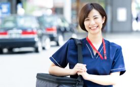 訪問歯科に出かける歯科医師