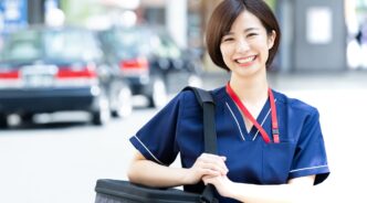 訪問歯科に出かける歯科医師