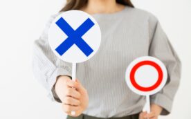 バツ印を出す女性