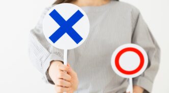 バツ印を出す女性