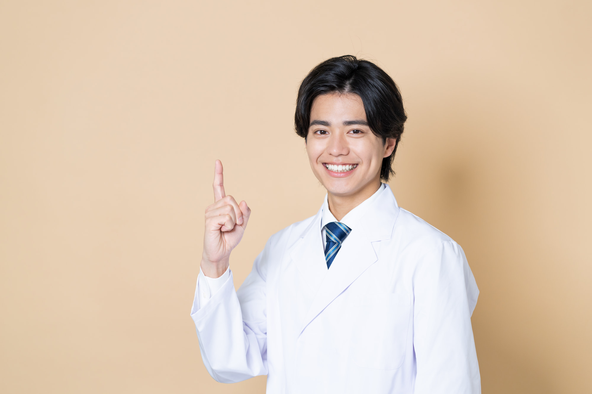 MFT（口腔筋機能療法）について説明する歯科医