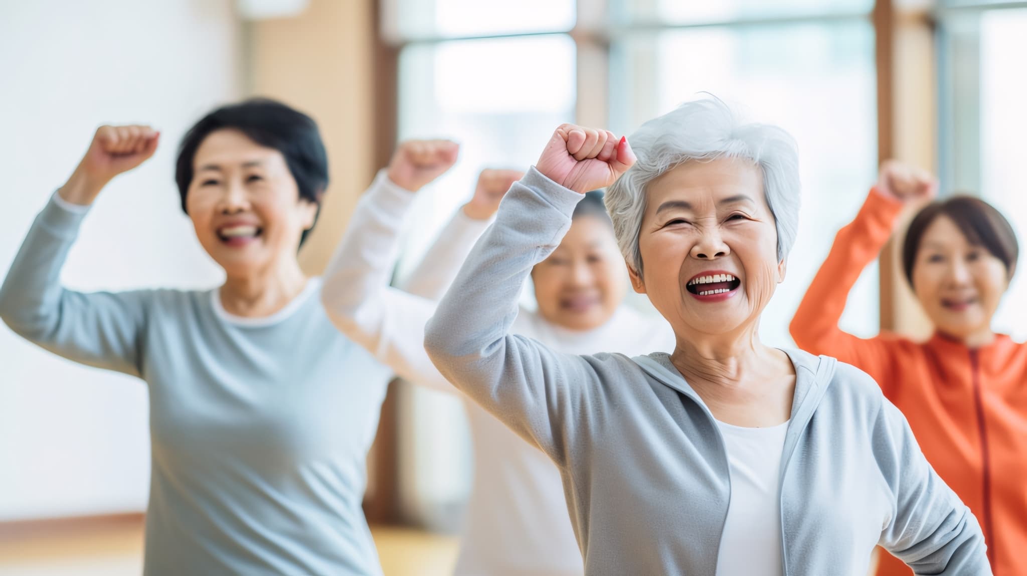 インプラント治療を受けることができるジムで運動をする健康な高齢者