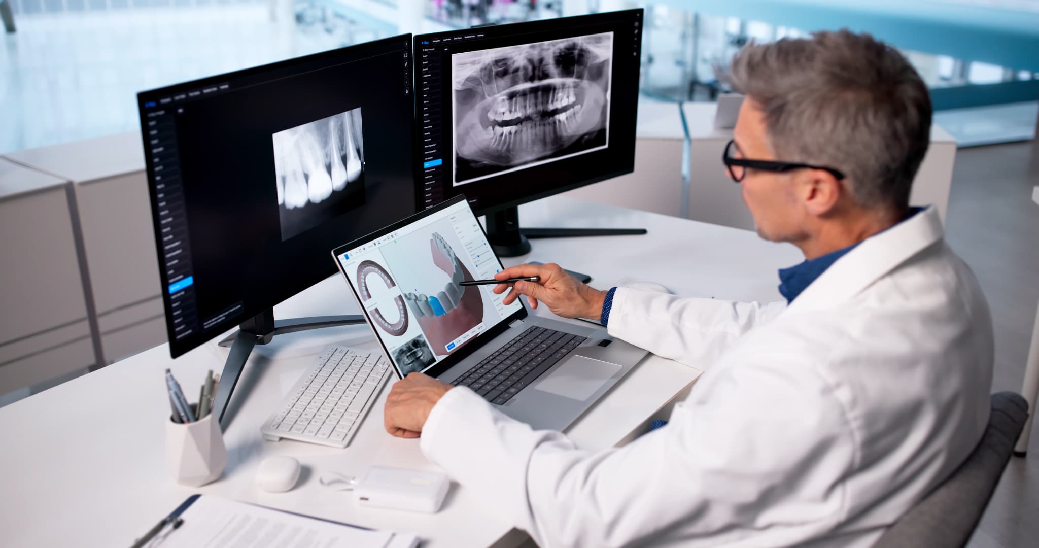 レントゲン写真をもとに治療計画を立てる歯科医師