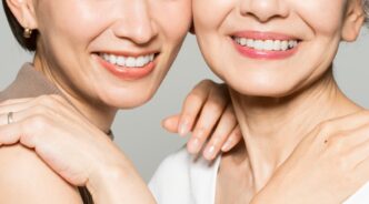 インプラント治療をした高齢女性と中年女性の口もとのイメージ