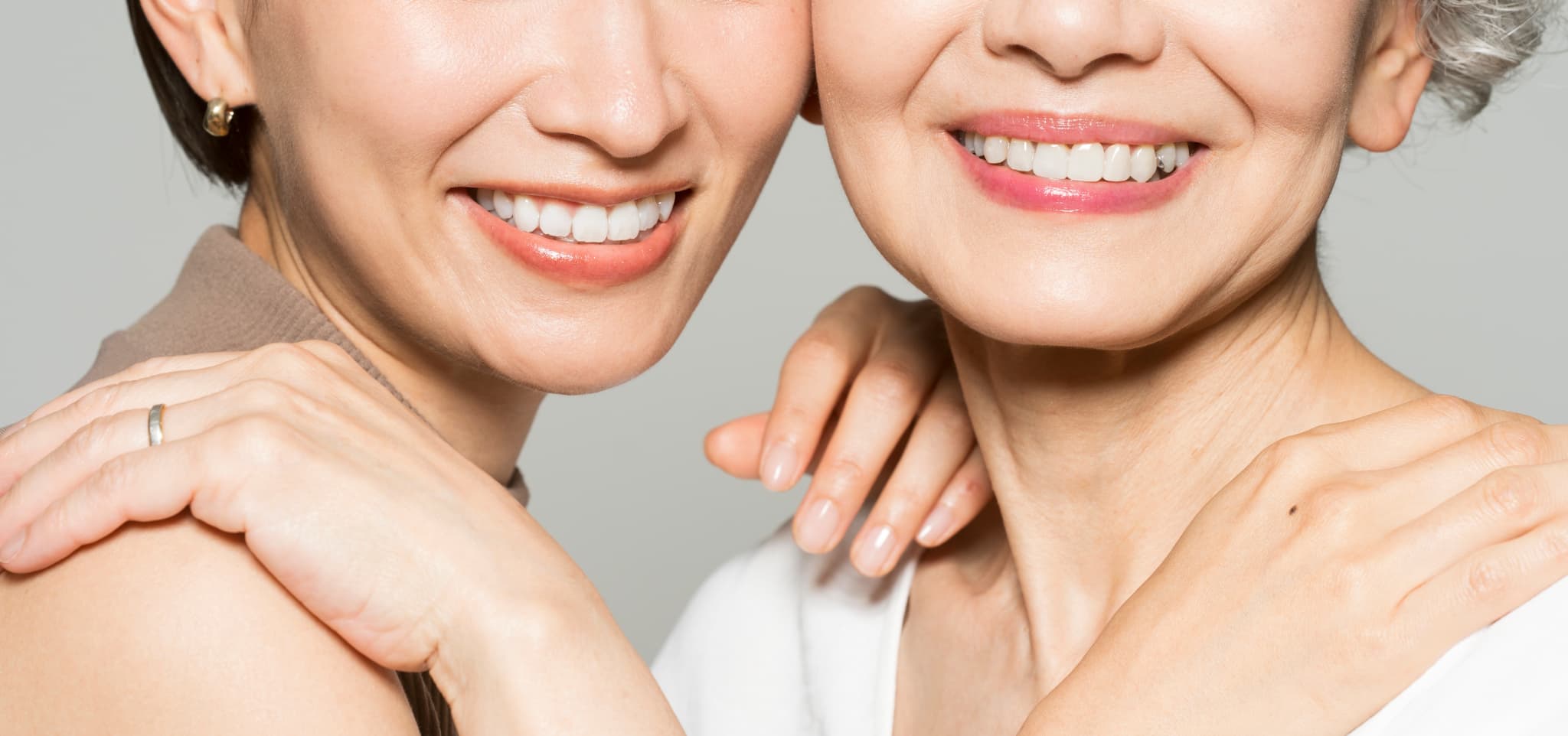 インプラント治療をした高齢女性と中年女性の口もとのイメージ
