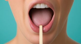 MFT（口腔筋機能療法）でスティックを使って正しい舌の位置をトレーニングしているイメージ