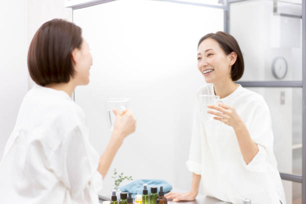 マウスウォッシュをする女性