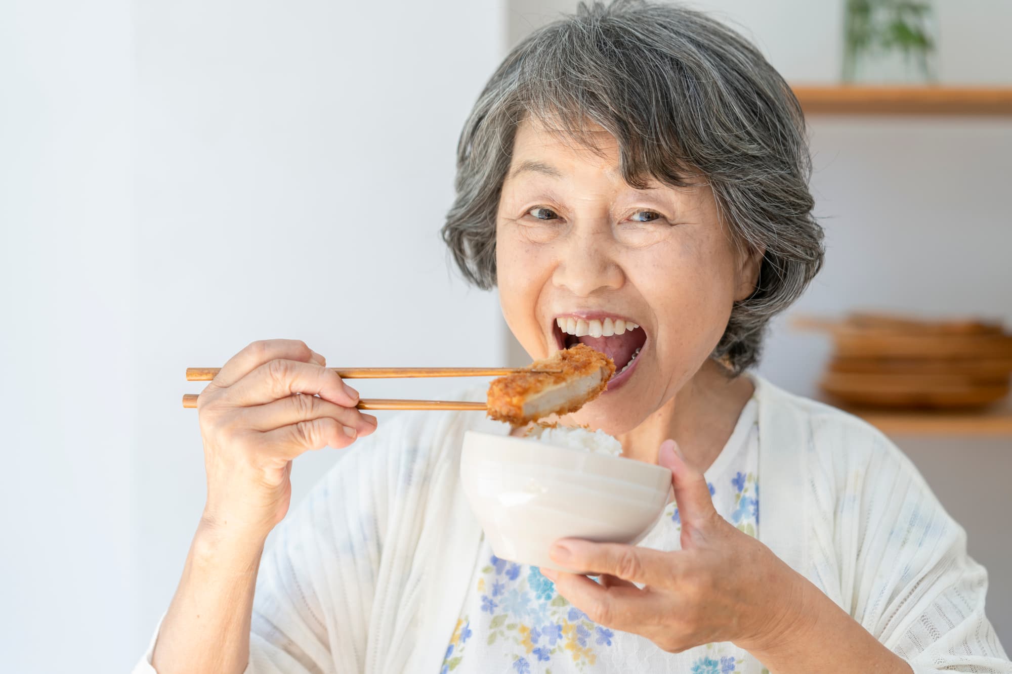 インプラントにして快適に食事ができるようになった女性