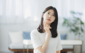 マウスピース矯正で装置が浮くのはなぜか考える女性