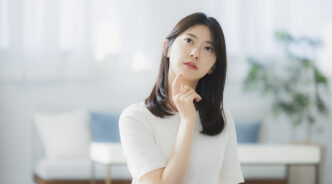 マウスピース矯正で装置が浮くのはなぜか考える女性